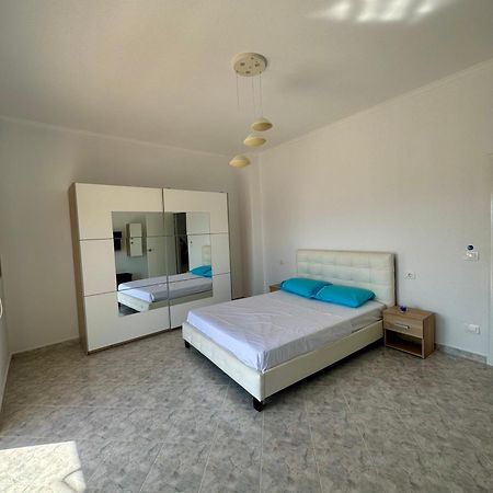 Comfy Blue Sarande Apartment Ngoại thất bức ảnh