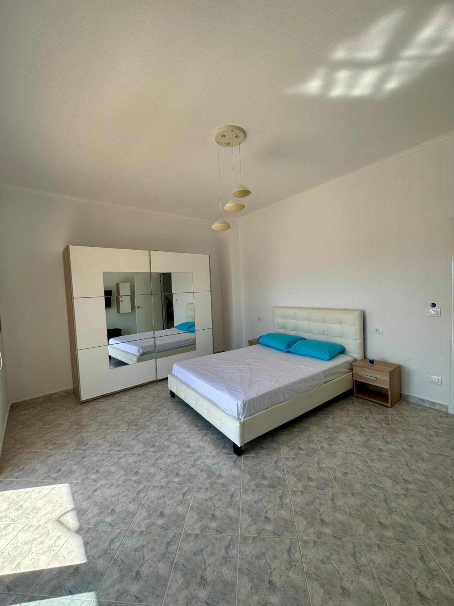 Comfy Blue Sarande Apartment Ngoại thất bức ảnh