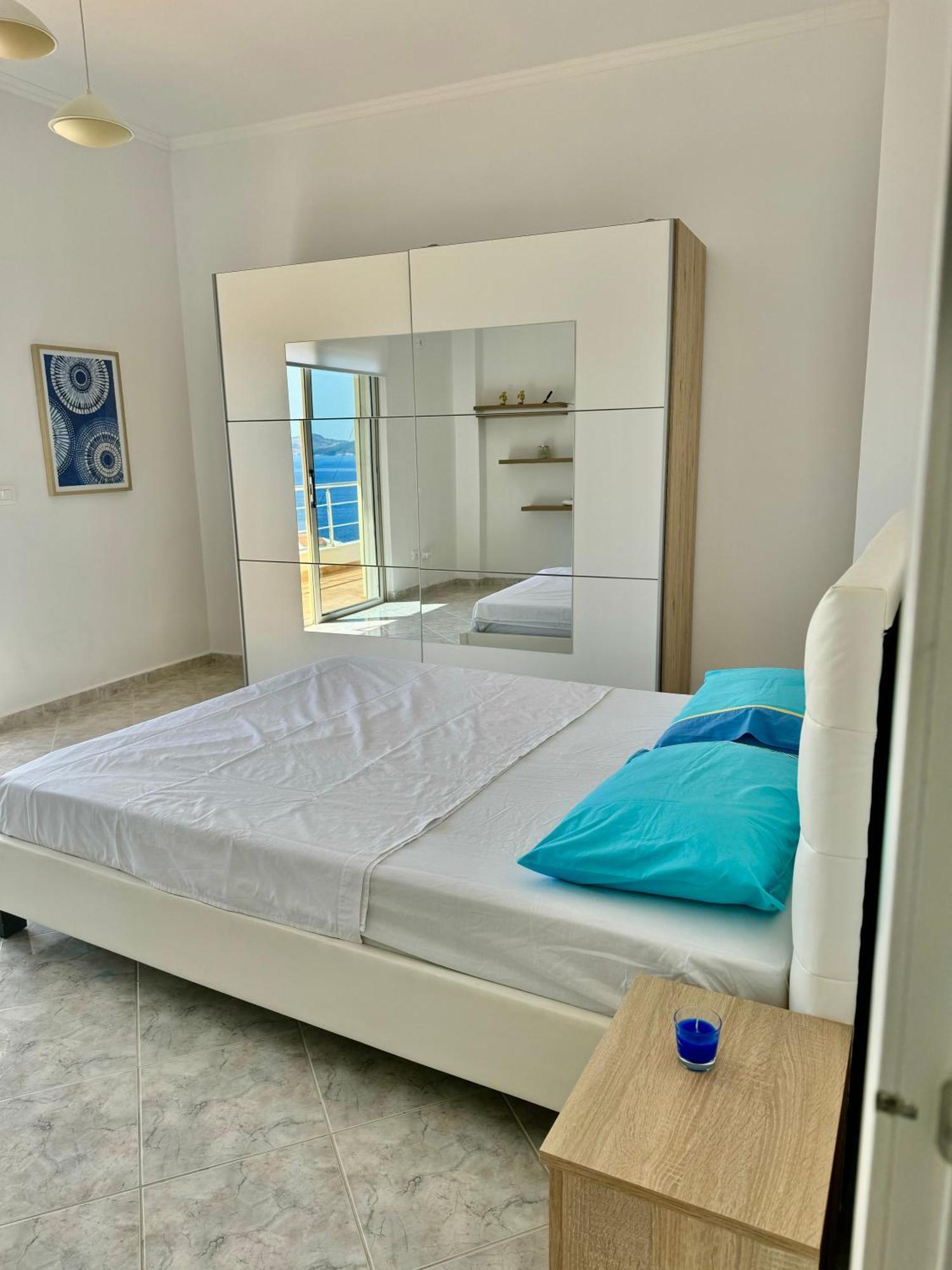 Comfy Blue Sarande Apartment Ngoại thất bức ảnh