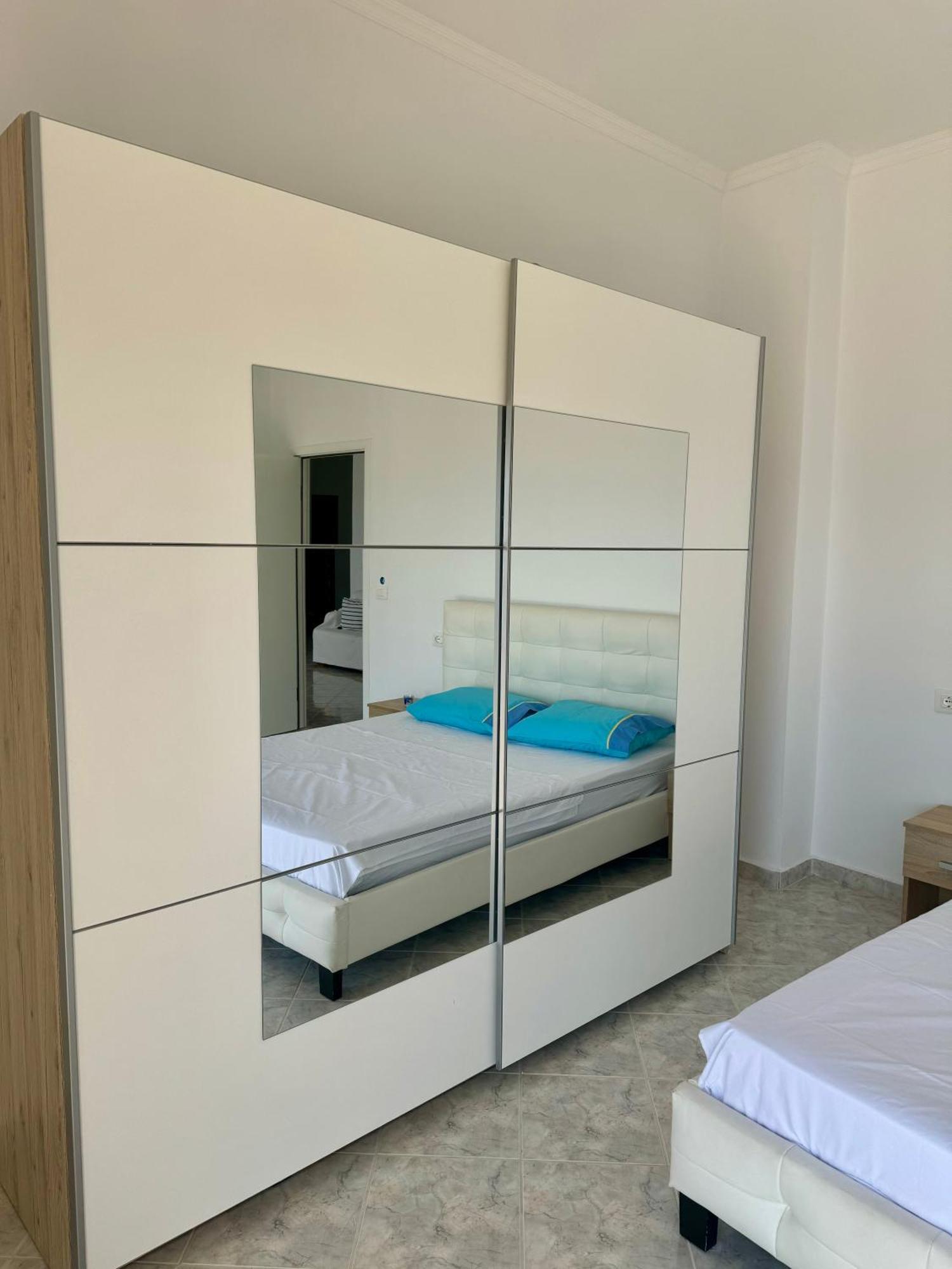 Comfy Blue Sarande Apartment Ngoại thất bức ảnh