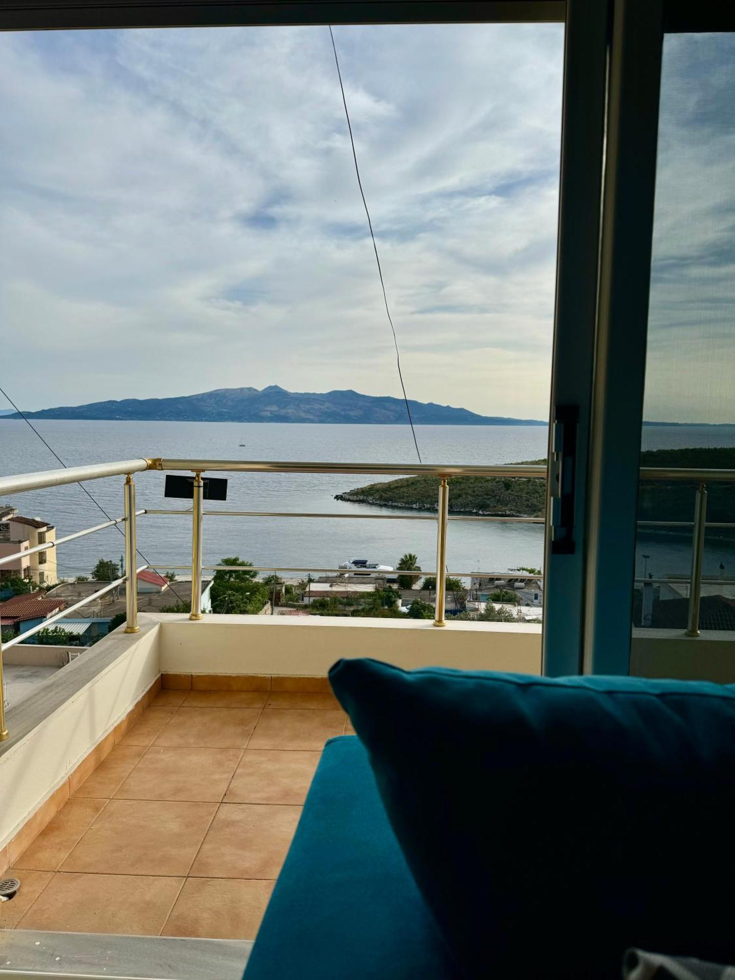 Comfy Blue Sarande Apartment Ngoại thất bức ảnh
